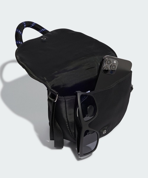 adidas(アディダス)の「サッチェルバッグIT7374 (ブラック) / アディダスオリジナルス adidas Originals(ショルダーバッグ・レディース・ブラック・FREE)」の4枚目の写真