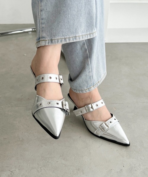 Loueme（ルエム）の「ダブルベルトポインテッドトゥミュールパンプス（パンプス・レディース・ブラック/アイボリー/シルバー・24.5cm/23.5cm）」の2枚目の写真