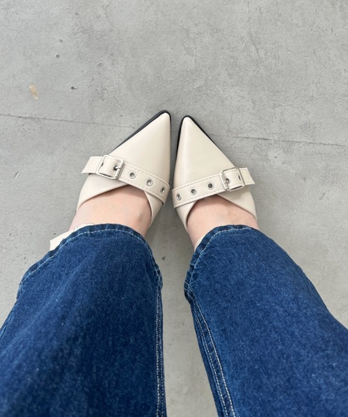 Loueme（ルエム）の「ダブルベルトポインテッドトゥミュールパンプス（パンプス・レディース・ブラック/アイボリー/シルバー・24.5cm/23.5cm）」の19枚目の写真