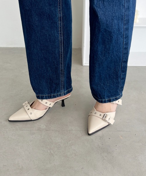 Loueme（ルエム）の「ダブルベルトポインテッドトゥミュールパンプス（パンプス・レディース・ブラック/アイボリー/シルバー・24.5cm/23.5cm）」の21枚目の写真