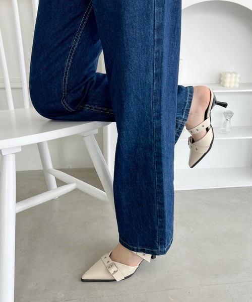 Loueme（ルエム）の「ダブルベルトポインテッドトゥミュールパンプス（パンプス・レディース・ブラック/アイボリー/シルバー・24.5cm/23.5cm）」の12枚目の写真