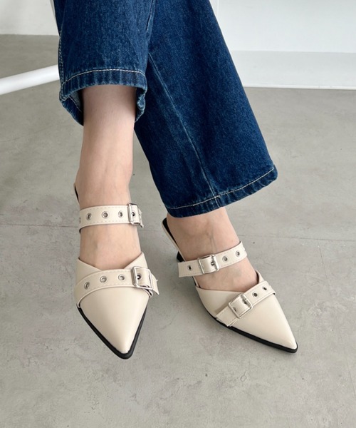 Loueme（ルエム）の「ダブルベルトポインテッドトゥミュールパンプス（パンプス・レディース・ブラック/アイボリー/シルバー・24.5cm/23.5cm）」の22枚目の写真