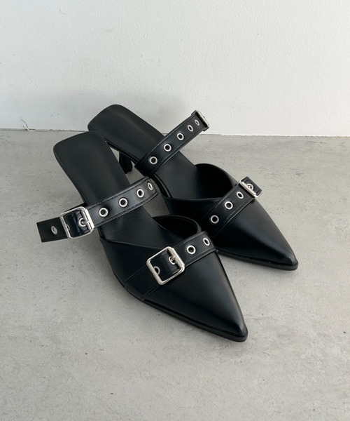 Loueme（ルエム）の「ダブルベルトポインテッドトゥミュールパンプス（パンプス・レディース・ブラック/アイボリー/シルバー・24.5cm/23.5cm）」の8枚目の写真