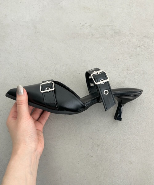 Loueme（ルエム）の「ダブルベルトポインテッドトゥミュールパンプス（パンプス・レディース・ブラック/アイボリー/シルバー・24.5cm/23.5cm）」の4枚目の写真