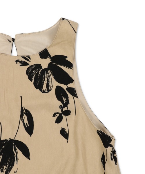 Lull（ルル）の「【Lull / ルル】花柄ノースリロングワンピース（ワンピース・レディース・ベージュ/ブラック・ONESIZE）」の5枚目の写真