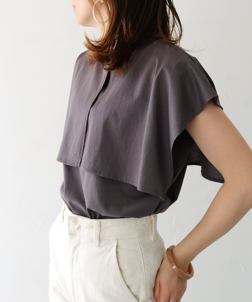 HER CLOSET(ハークローゼット)の「【vingtrois】シルケットビックカラースリットケープデザインブラウスTシャツ(Tシャツ/カットソー・レディース・ブラック/ホワイト/チャコールグレー/ブルー/グレイッシュベージュ・M)」の5枚目の写真