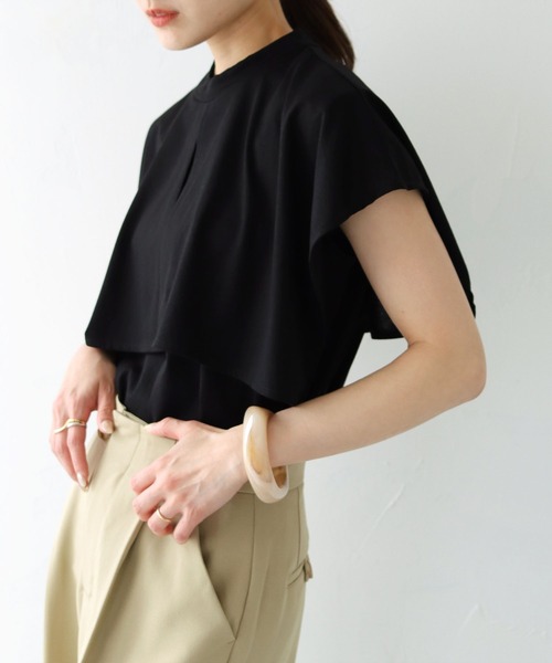HER CLOSET(ハークローゼット)の「【vingtrois】シルケットビックカラースリットケープデザインブラウスTシャツ(Tシャツ/カットソー・レディース・ブラック/ホワイト/チャコールグレー/ブルー/グレイッシュベージュ・M)」の4枚目の写真