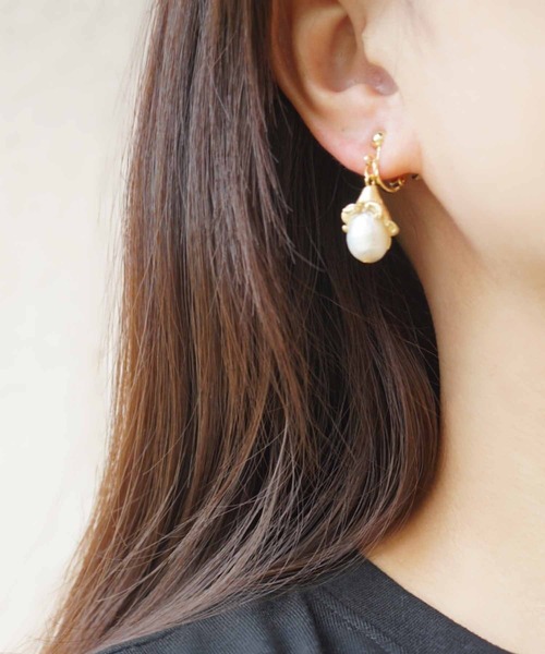 CERCA(チェルカ)の「saran jewelry/花パール イヤリング(イヤリング・レディース・シルバー/ゴールド・FREE)」の4枚目の写真