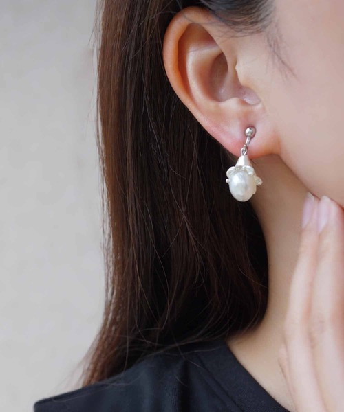 CERCA(チェルカ)の「saran jewelry/花パール イヤリング(イヤリング・レディース・シルバー/ゴールド・FREE)」の5枚目の写真