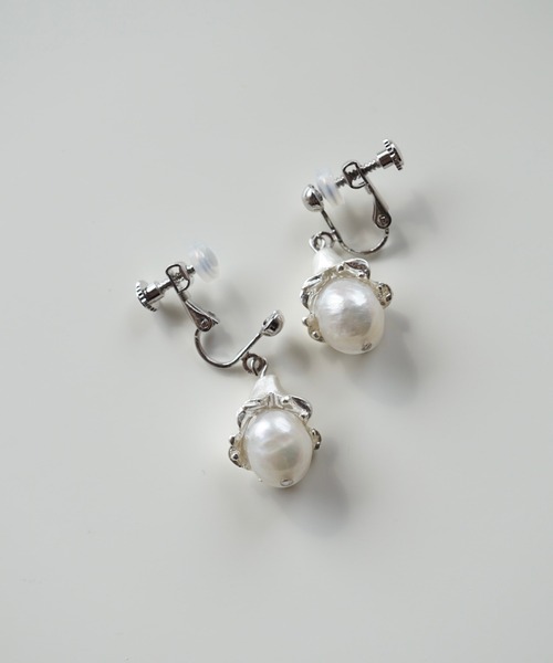 CERCA(チェルカ)の「saran jewelry/花パール イヤリング(イヤリング・レディース・シルバー/ゴールド・FREE)」の6枚目の写真