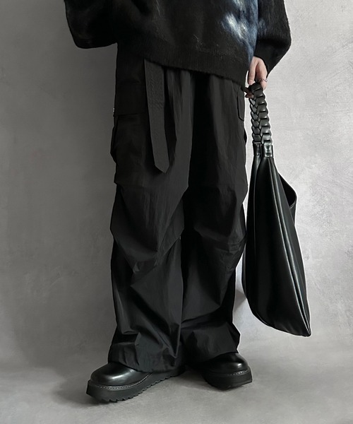 SERACE（セラス）の「【SERACE】Loose silhouette wide straight belted nylon cargo pants / ルーズシルエットワイドストレートベルテッドナイロンカーゴパンツ（カーゴパンツ・メンズ・ブラック/チャコールグレー・M/L）」の4枚目の写真