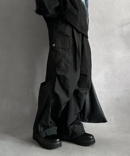 SERACE（セラス）の「【SERACE】Loose silhouette wide straight belted nylon cargo pants / ルーズシルエットワイドストレートベルテッドナイロンカーゴパンツ（カーゴパンツ・メンズ・ブラック/チャコールグレー・M/L）」の6枚目の写真