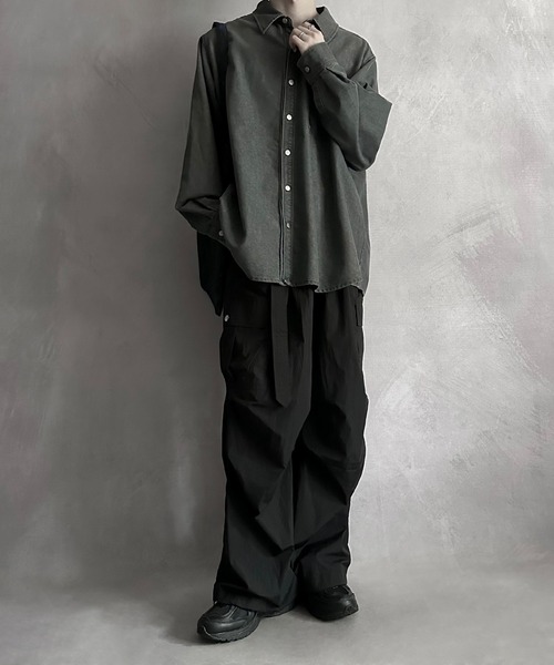 SERACE（セラス）の「【SERACE】Loose silhouette wide straight belted nylon cargo pants / ルーズシルエットワイドストレートベルテッドナイロンカーゴパンツ（カーゴパンツ・メンズ・ブラック/チャコールグレー・M/L）」の15枚目の写真