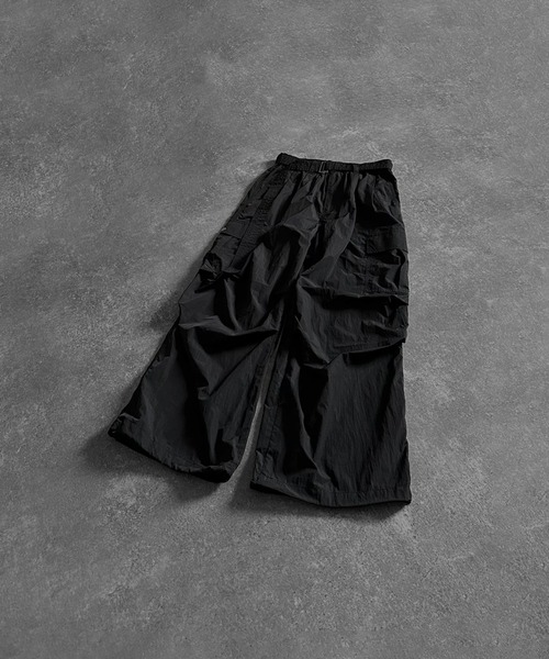 SERACE（セラス）の「【SERACE】Loose silhouette wide straight belted nylon cargo pants / ルーズシルエットワイドストレートベルテッドナイロンカーゴパンツ（カーゴパンツ・メンズ・ブラック/チャコールグレー・M/L）」の17枚目の写真