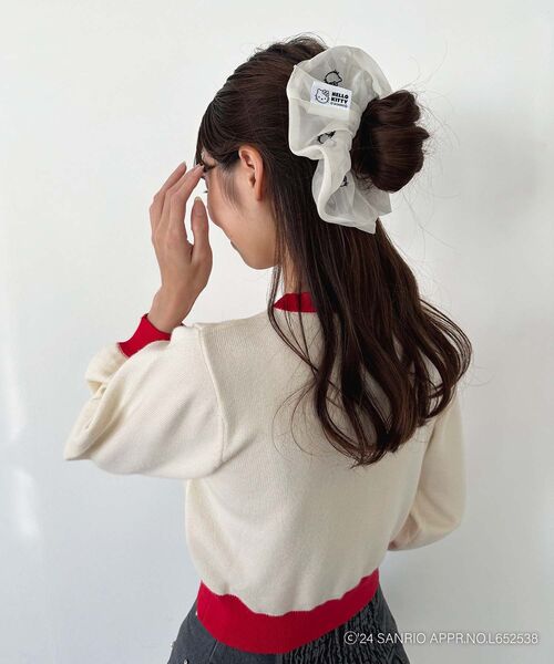 MAJESTIC LEGON（マジェスティックレゴン）の「ハローキティ エンブロイダリーシュシュ（シュシュ・レディース・アイボリー/ブラック・FREE）」の15枚目の写真