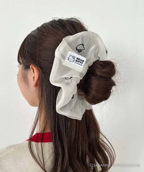 MAJESTIC LEGON（マジェスティックレゴン）の「ハローキティ エンブロイダリーシュシュ（シュシュ・レディース・アイボリー/ブラック・FREE）」の14枚目の写真