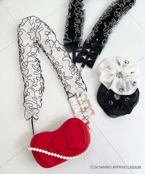 MAJESTIC LEGON（マジェスティックレゴン）の「ハローキティ エンブロイダリーシュシュ（シュシュ・レディース・アイボリー/ブラック・FREE）」の8枚目の写真