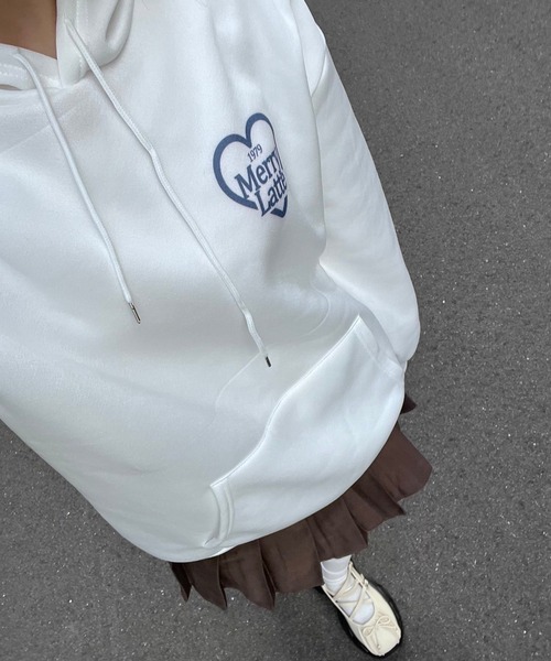 merrylatte(メリーラテ)の「カジュアルハートデザインパーカー(パーカー・レディース・ホワイト・MEDIUM/LARGE/SMALL)」の5枚目の写真