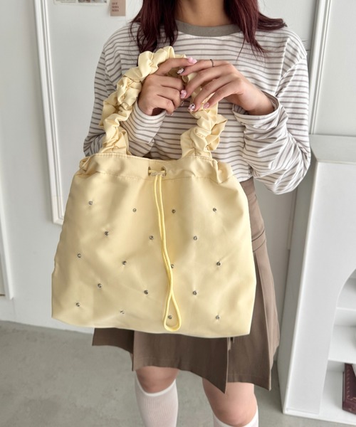 Loueme(ルエム)の「フリルショルダービジュートートバッグ(トートバッグ・レディース・イエロー/ピンク/ライトブルー/ブラック・FREE)」の3枚目の写真