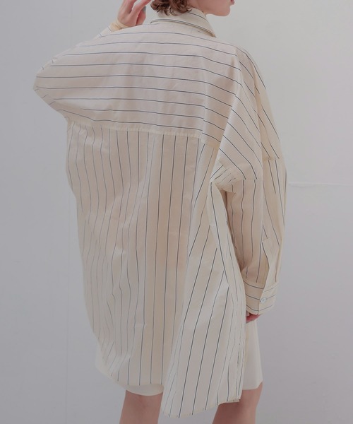 DRESSLAVE(ドレスレイブ)の「pinstripe big shirt(ピンストライプ柄ビッグシャツ)(シャツ/ブラウス・レディース・ベージュ・38)」の2枚目の写真