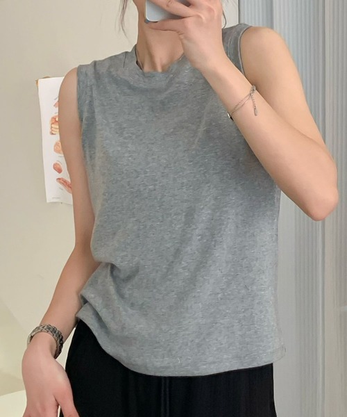 LOWO(ロワ)の「クルーネックノースリーブTシャツ カットソー(Tシャツ/カットソー・レディース・グレー/オフホワイト/ベージュ/ブラック・FREE)」の1枚目の写真