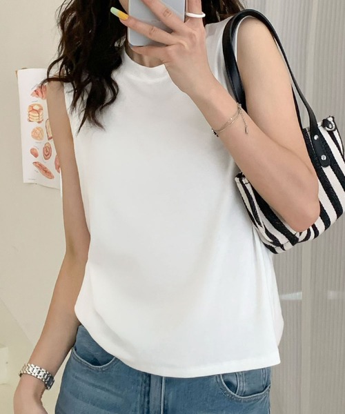 LOWO(ロワ)の「クルーネックノースリーブTシャツ カットソー(Tシャツ/カットソー・レディース・グレー/オフホワイト/ベージュ/ブラック・FREE)」の3枚目の写真