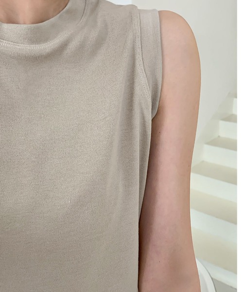 LOWO(ロワ)の「クルーネックノースリーブTシャツ カットソー(Tシャツ/カットソー・レディース・グレー/オフホワイト/ベージュ/ブラック・FREE)」の7枚目の写真