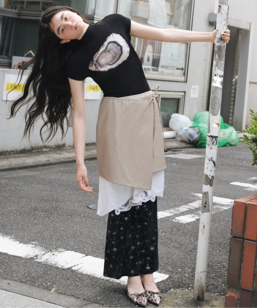 musubore 牡蠣　プリーツプリントトップス　黒 musubore（ムスボレ）の「pleatsed print tops / プリーツ