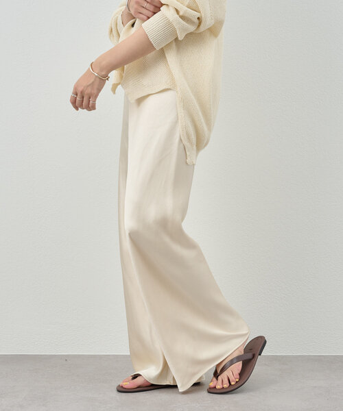 SHENERY（シーナリー）の「《大人のツヤ感》サテンワイドパンツ（その他パンツ・レディース・ブラック/ライトベージュ・36/38）」の11枚目の写真