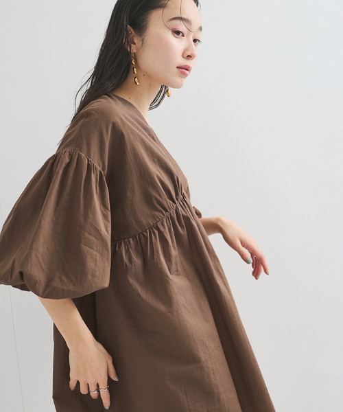 le cercle ADAM ET ROPE'(ルセルクルアダムエロペ)の「ギャザーボリュームブラウス(シャツ/ブラウス・レディース・イエロー系その他2/ダークパープル/ダークブラウン・FREE)」の1枚目の写真