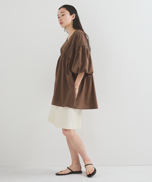 le cercle ADAM ET ROPE'(ルセルクルアダムエロペ)の「ギャザーボリュームブラウス(シャツ/ブラウス・レディース・イエロー系その他2/ダークパープル/ダークブラウン・FREE)」の7枚目の写真