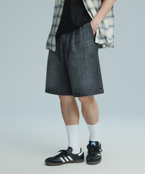 ADAM ET ROPE'（アダムエロペ）の「ダメージデニム バギー イージー ショーツ / ADAM ET ROPE' JEANS（デニムパンツ・メンズ・サックスブルー/ブラック系その他3・M/L）」の2枚目の写真