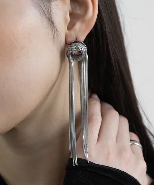 abaskdesign(アバスクデザイン)の「金属アレルギー対応 メタルタッセルロングピアス(ピアス(両耳用)・レディース・シルバー/ゴールド・FREE)」の2枚目の写真