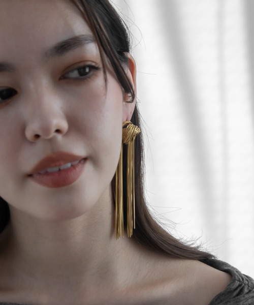 abaskdesign(アバスクデザイン)の「金属アレルギー対応 メタルタッセルロングピアス(ピアス(両耳用)・レディース・シルバー/ゴールド・FREE)」の3枚目の写真