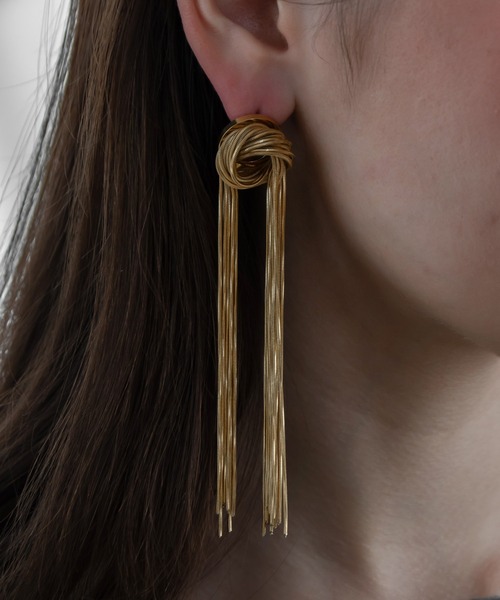 abaskdesign(アバスクデザイン)の「金属アレルギー対応 メタルタッセルロングピアス(ピアス(両耳用)・レディース・シルバー/ゴールド・FREE)」の4枚目の写真
