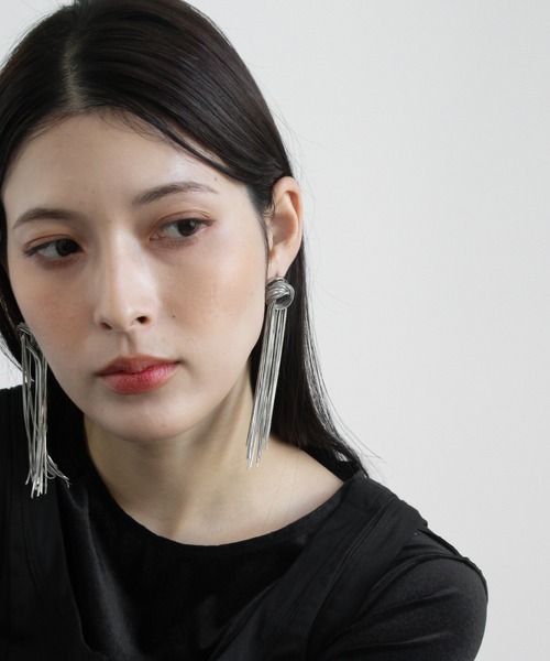 abaskdesign(アバスクデザイン)の「金属アレルギー対応 メタルタッセルロングピアス(ピアス(両耳用)・レディース・シルバー/ゴールド・FREE)」の5枚目の写真