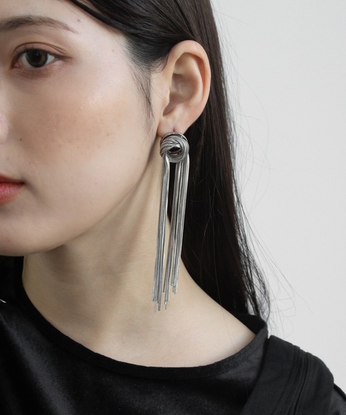 abaskdesign(アバスクデザイン)の「金属アレルギー対応 メタルタッセルロングピアス(ピアス(両耳用)・レディース・シルバー/ゴールド・FREE)」の6枚目の写真