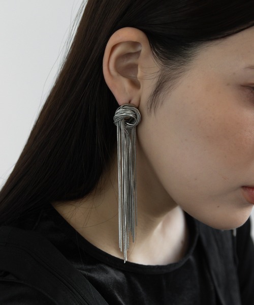 abaskdesign(アバスクデザイン)の「金属アレルギー対応 メタルタッセルロングピアス(ピアス(両耳用)・レディース・シルバー/ゴールド・FREE)」の7枚目の写真