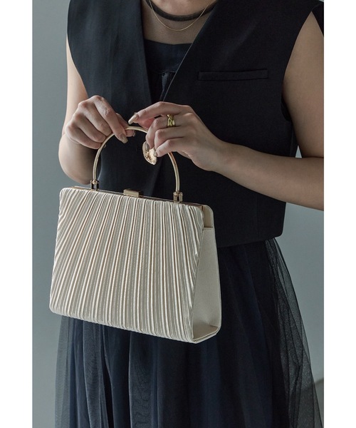 niana（ニアナ）の「サテンプリーツハンドバッグ パーティーバッグ 2way ショルダー 結婚式 二次会 成人式 同窓会 お呼ばれ フォーマル オケージョン（ハンドバッグ・レディース・ベージュ/シルバー/ブラック・FREE）」の2枚目の写真