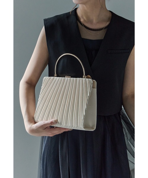 niana（ニアナ）の「サテンプリーツハンドバッグ パーティーバッグ 2way ショルダー 結婚式 二次会 成人式 同窓会 お呼ばれ フォーマル オケージョン（ハンドバッグ・レディース・ベージュ/シルバー/ブラック・FREE）」の6枚目の写真