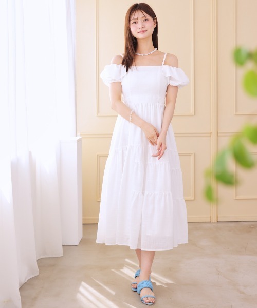 AND COUTURE(アンドクチュール)の「バックレースアップオフショルティアードワンピース(ワンピース・レディース・オフホワイト/オレンジ/ブルー/ブラック・FREE)」の2枚目の写真