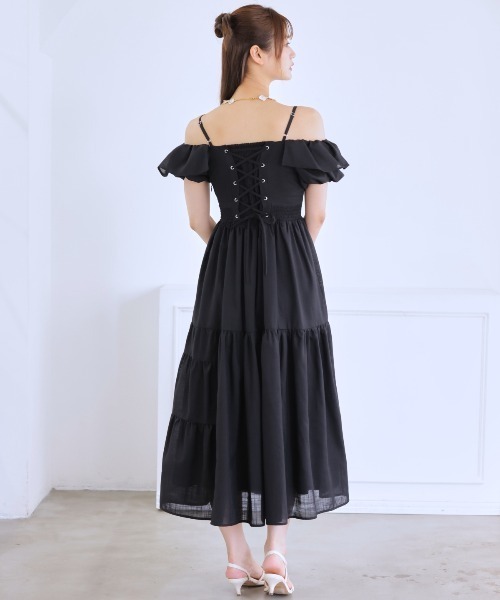 AND COUTURE(アンドクチュール)の「バックレースアップオフショルティアードワンピース(ワンピース・レディース・オフホワイト/オレンジ/ブルー/ブラック・FREE)」の12枚目の写真