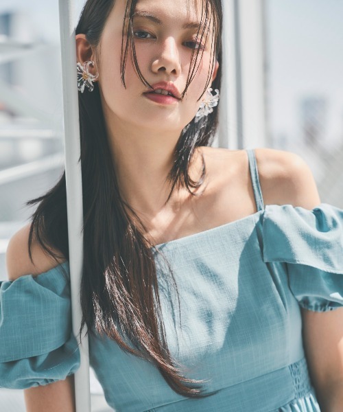 AND COUTURE(アンドクチュール)の「バックレースアップオフショルティアードワンピース(ワンピース・レディース・オフホワイト/オレンジ/ブルー/ブラック・FREE)」の13枚目の写真
