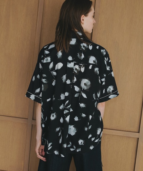 MANOF(マノフ)の「BLURRED FLOWER SHIRTS(シャツ/ブラウス・レディース・アイボリー/ブラック・FREE)」の5枚目の写真