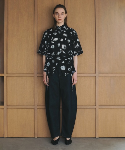 MANOF(マノフ)の「BLURRED FLOWER SHIRTS(シャツ/ブラウス・レディース・アイボリー/ブラック・FREE)」の3枚目の写真
