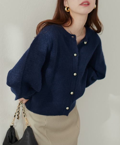 natural couture（ナチュラルクチュール）の「【ZOZO限定】ころりん釦クルーネックカーデ（カーディガン/ボレロ・レディース・ボルドー/ピンク/ネイビー/モカ/ブラック/サックスブルー/グレー/オフホワイト・FREE）」の5枚目の写真