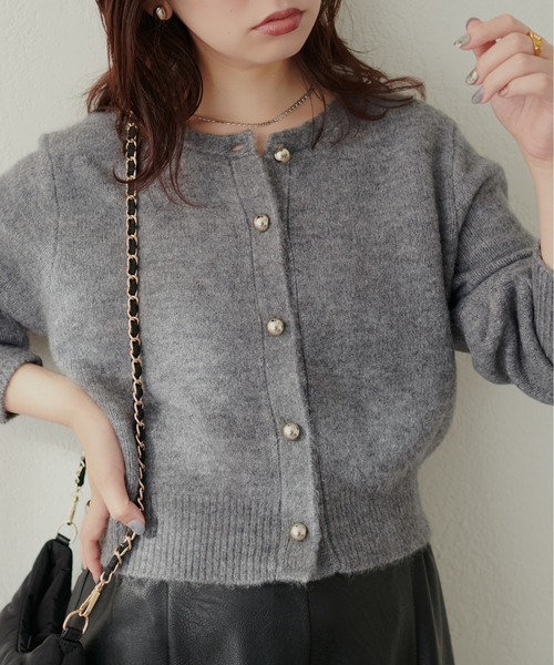 natural couture（ナチュラルクチュール）の「【ZOZO限定】ころりん釦クルーネックカーデ（カーディガン/ボレロ・レディース・ボルドー/ピンク/ネイビー/モカ/ブラック/サックスブルー/グレー/オフホワイト・FREE）」の3枚目の写真