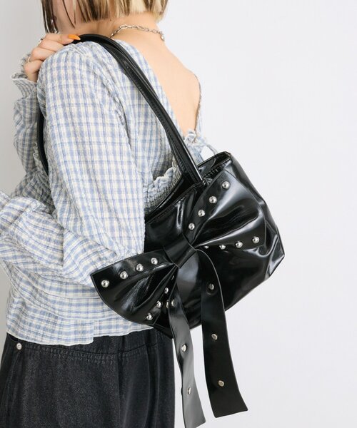 w closet(ダブルクローゼット)の「スタッズリボンショルダーBAG(トートバッグ・レディース・ブラック/ブラウン/レッド・FREE)」の4枚目の写真