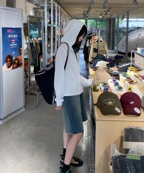 Ritzy(リッツィー)の「クロップド 半端丈 バギー デニムパンツ(デニムパンツ・レディース・ブルー・S/M/L)」の3枚目の写真