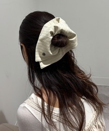 ISOOK（アイスー）の「【ISOOK / アイスー】チャーム付きスクエアシュシュ / ストライプ 大きめ ヘアゴム ブレスレット 大人 スクエア アイボリー グレー ZOZOTOWN限定（シュシュ）」